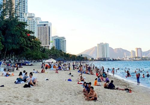 Du khách ‘làm ấm’ Nha Trang